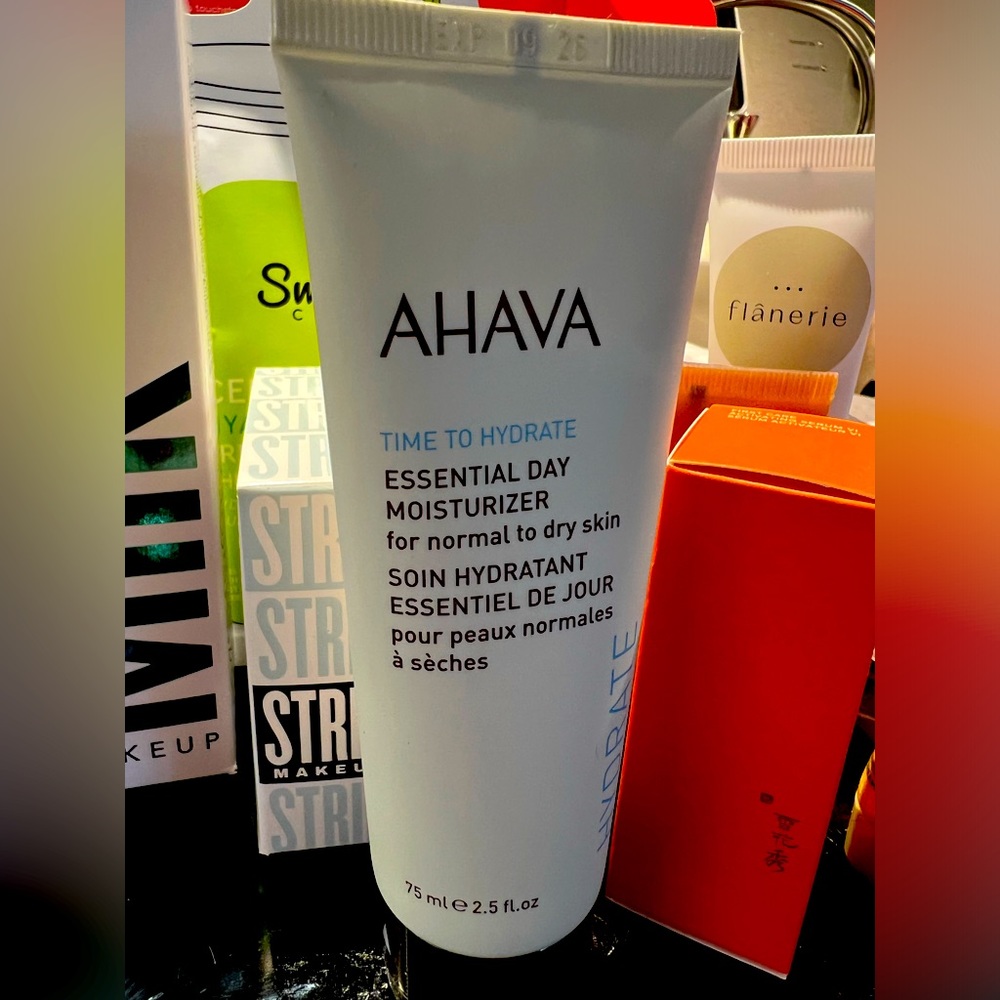 NWT AHAVA time to hydrate essential day moisturizer for normal to dry skin.